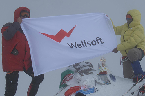Флаг IT-компании Wellsoft на Эльбрусе